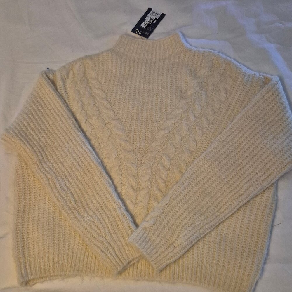"Universal Thread"Cropped turtle neck. NWT. LP